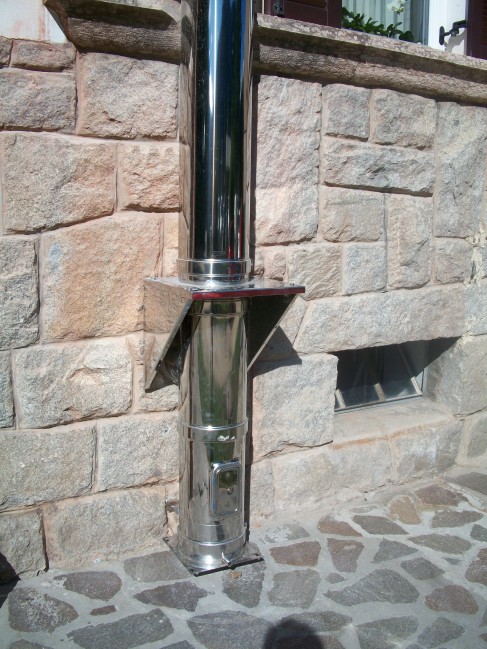 INOX-Kamin an der Hauswand