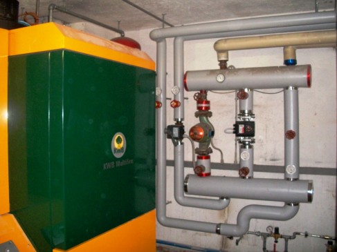 Neuer Pelletskessel mit Verteiler und neuen Heizkreispumpe