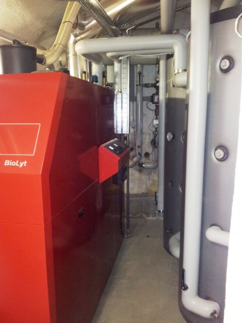 caldaia a pellet Hoval Biolyt 50-160 kW con 2 accomulatori di calore caldaia a pellet Hoval Biolyt 50-160 kW con 2 accomulatori di calore