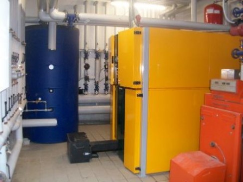 Nuovo impianto a pellet 300 kW con caldaia a gasolio esistente e accumulatore termico 2.000 litri