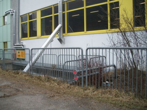 Neuer externer Heizraum mit Pelletskessel, Pelletslager, externen Kamin und Befüllleitung von der Straße