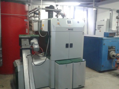 Pelletskessel Herz Firematic 201 kW mit alten Heizölkessel